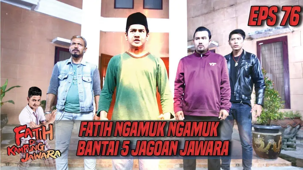 Fatih sedang berinteraksi dengan warga kampung