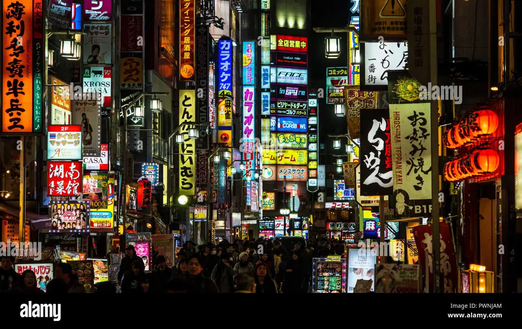 Gambar distrik Kabukicho di malam hari, ramai dan penuh cahaya