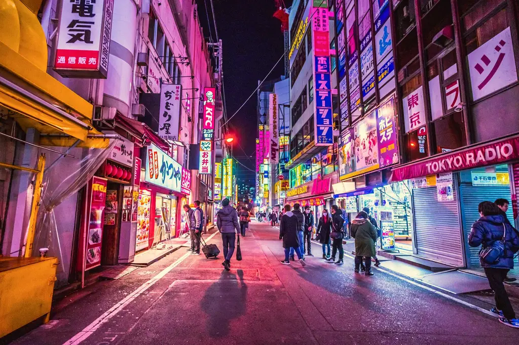 Pemandangan jalanan Tokyo di malam hari yang ramai dan penuh cahaya