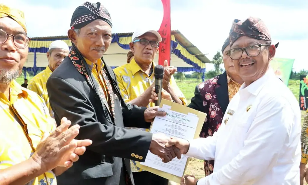 Masyarakat Kecamatan Bandar Huluan beraktivitas