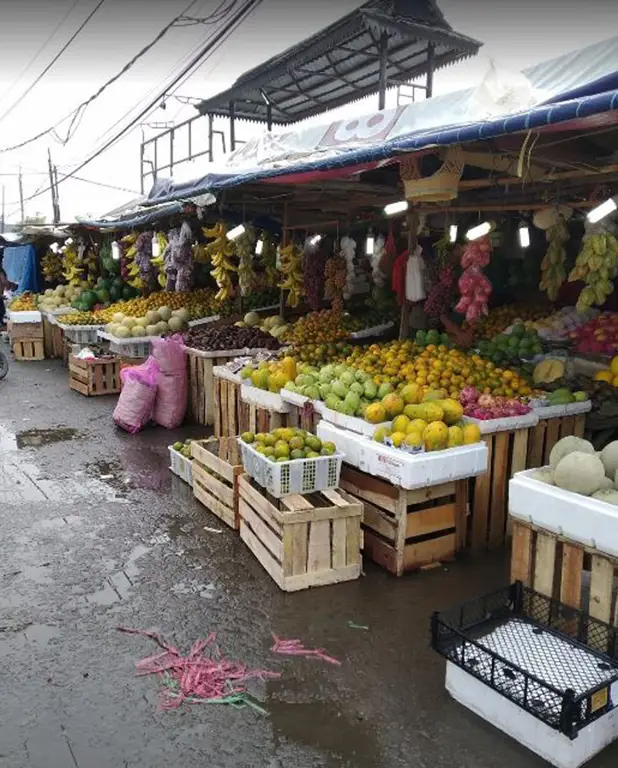 Suasana pasar tradisional di Bandar Kedungmulyo