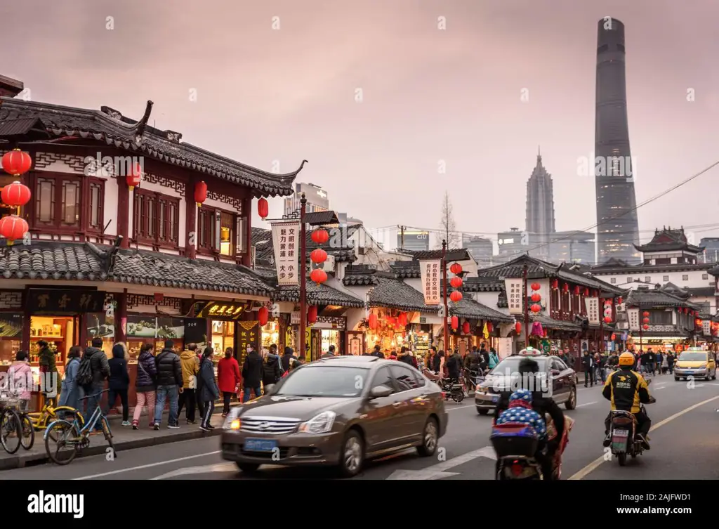 Pemandangan jalanan Shanghai yang ramai dan modern