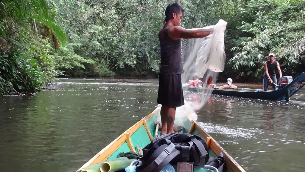 Nelayan lokal di Bandar Batang sedang bekerja