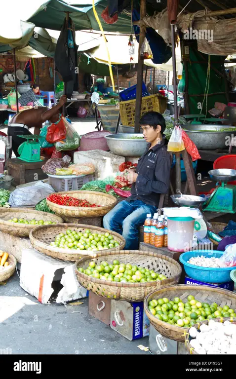 Kehidupan Pasar di Kamboja Suasana pasar di Kamboja