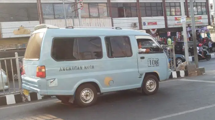 Orang-orang naik angkot di Bandar Lampung