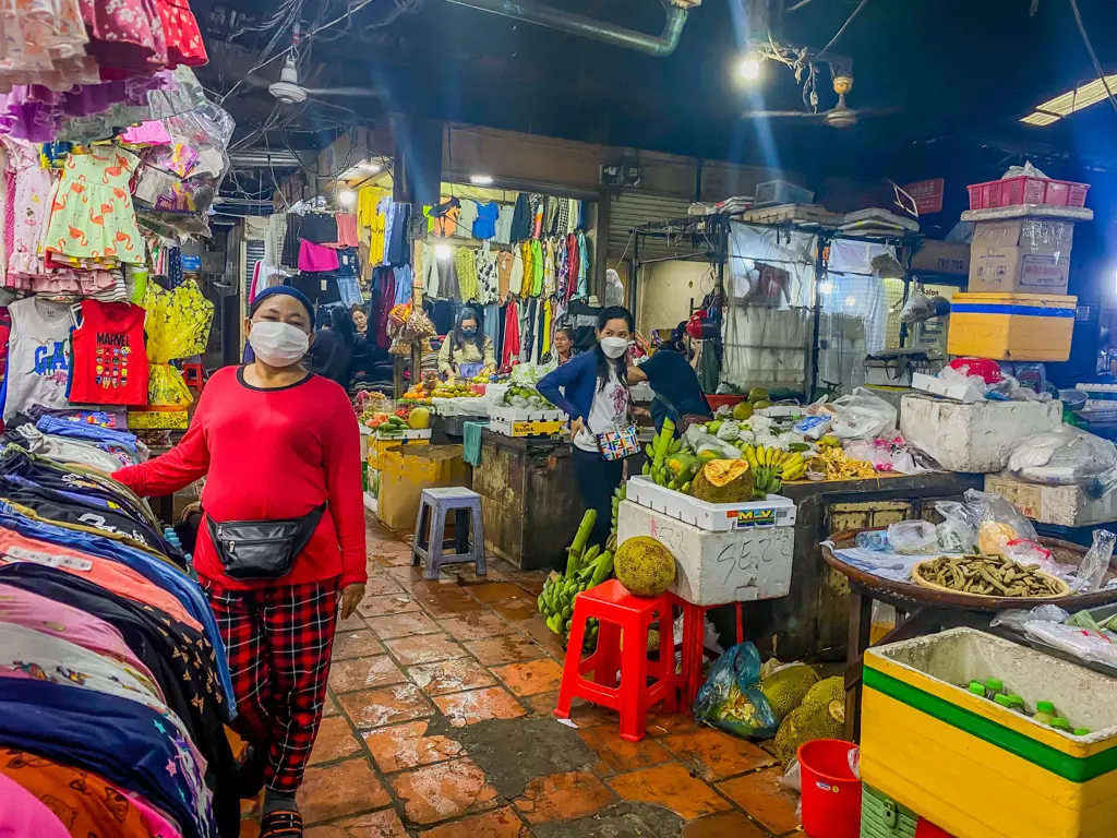 Suasana pasar tradisional Kamboja