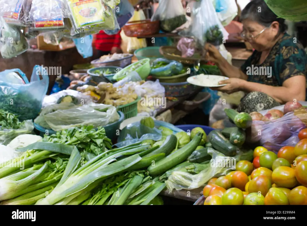 Suasana pasar tradisional di Kamboja yang ramai dan meriah