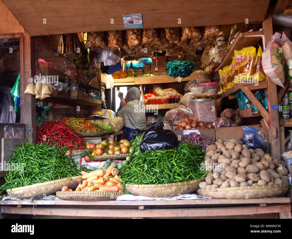 Suasana pasar tradisional di Indonesia yang ramai dan penuh dengan berbagai aroma dan sensasi