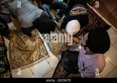 Santri sedang melaksanakan sholat berjamaah