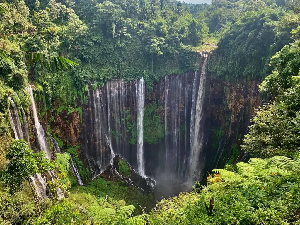 Air terjun yang indah di Bandar Negeri Suoh