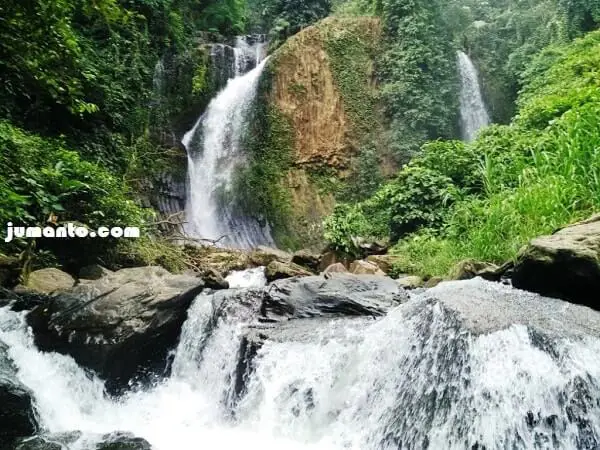 Pemandangan air terjun yang indah di Bandar Lampung