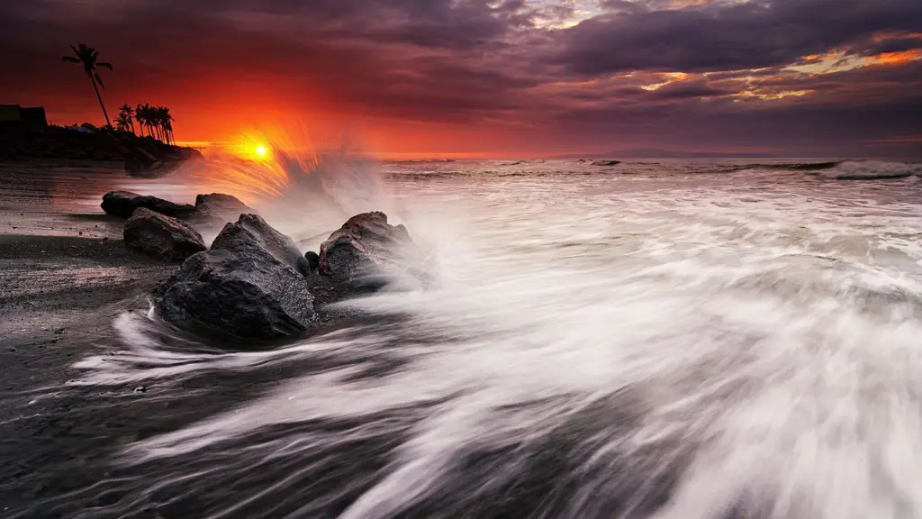 Matahari terbenam di pantai Bali yang indah