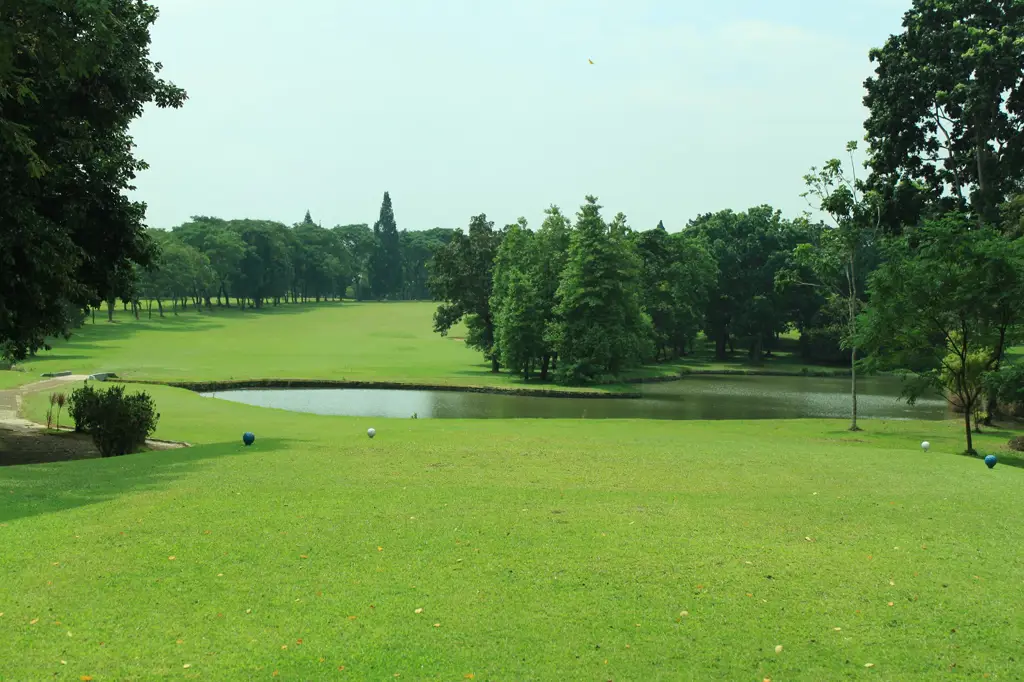 Pemandangan indah di lapangan golf Bandar Golf Kemayoran