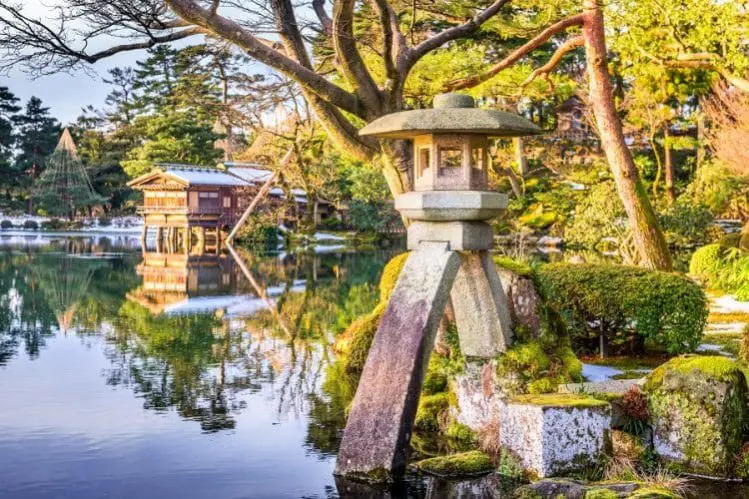 Taman Jepang dengan elemen tradisional