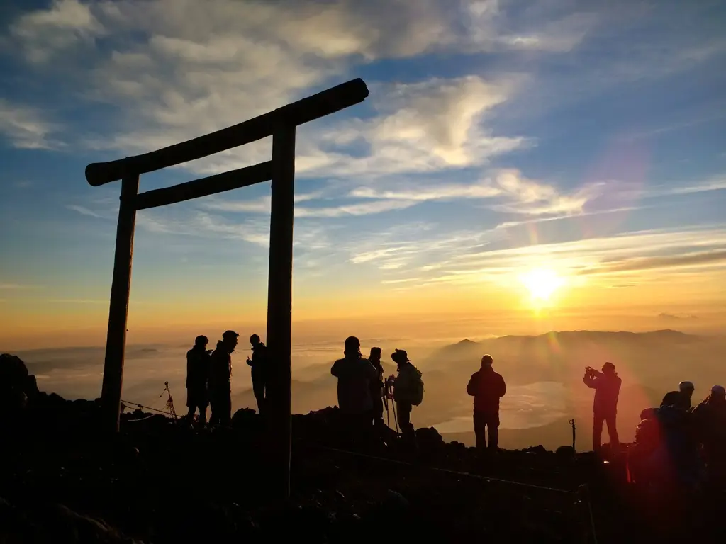 Matahari terbit di Gunung Fuji, menggambarkan keindahan dan keagungan alam dalam perspektif jinsei.