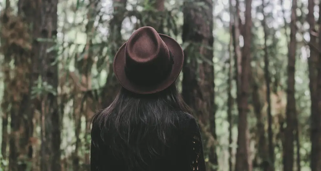 Seorang wanita berkemah di hutan