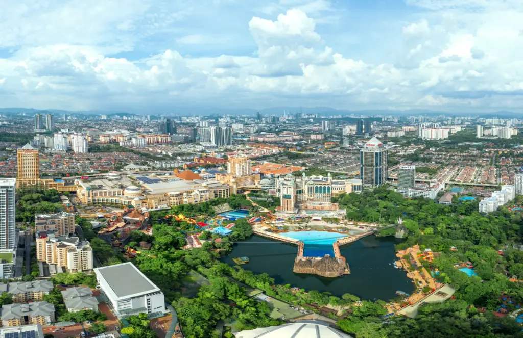 Pemandangan indah Sunway City Park yang hijau dan tenang