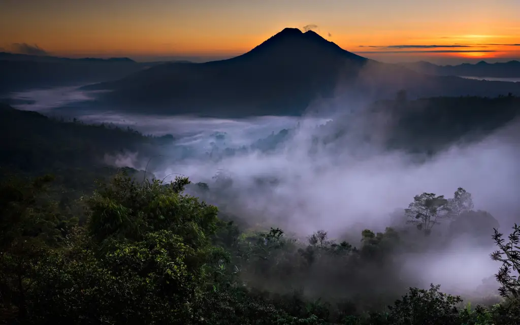 Pemandangan pegunungan yang indah di Indonesia