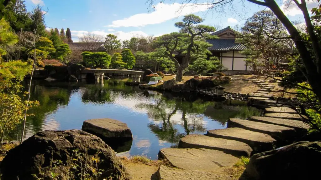 Pemandangan alam Jepang dengan angin kencang