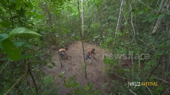 Kolam renang alami di hutan Kamboja