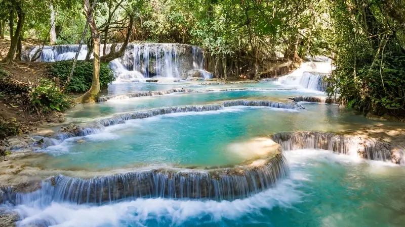 Pemandangan alam Laos yang indah, menunjukkan perbukitan hijau dan sungai yang mengalir.