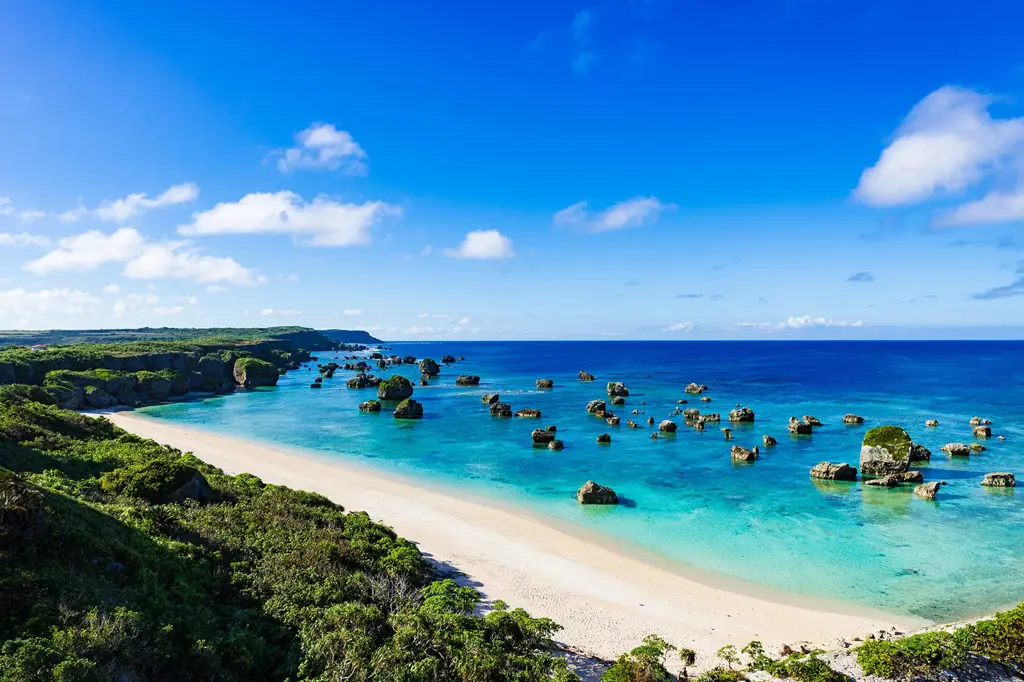 Pemandangan pantai Okinawa yang indah