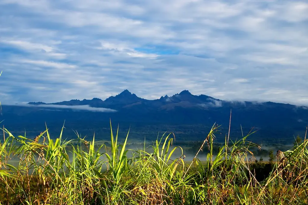 Pemandangan pegunungan di sekitar Bandar Udara Enarotali