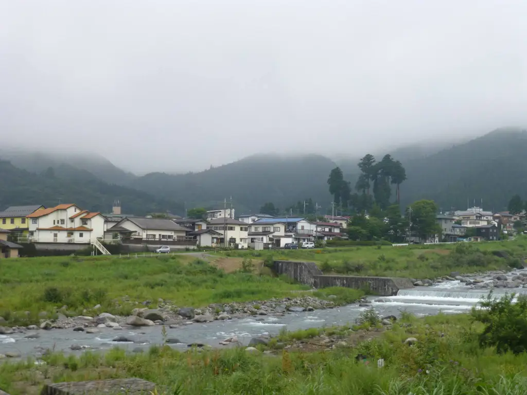 Pemandangan pedesaan Jepang yang indah dengan sawah dan pegunungan