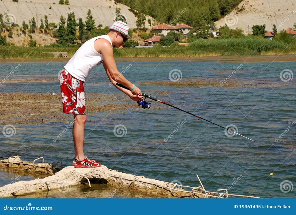 Pemandangan danau yang indah dengan seorang pemancing.