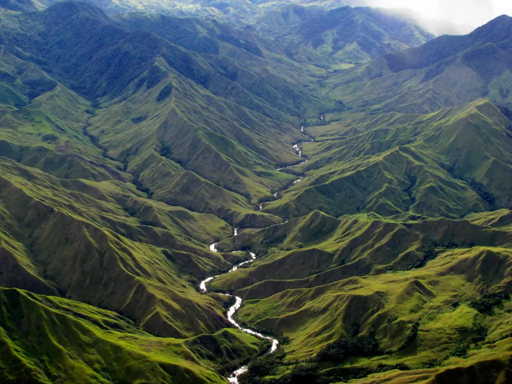 Gambar pemandangan pegunungan sekitar Bandar Udara Kebar