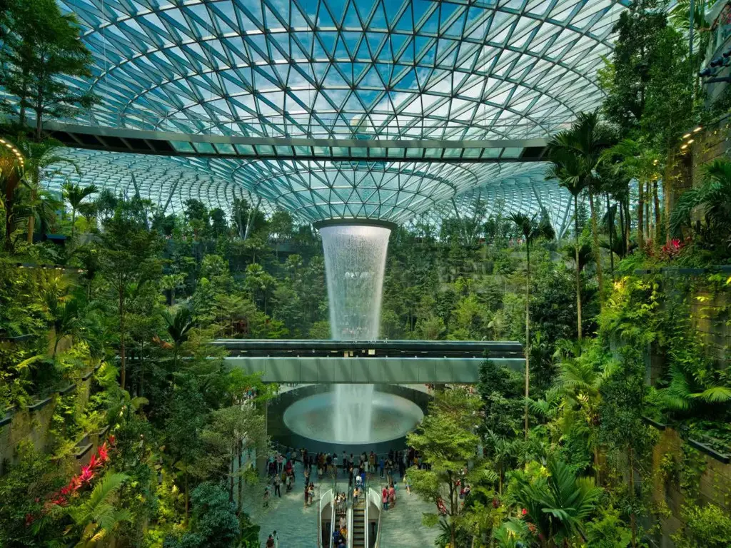 Pemandangan indah di sekitar Bandara Bandanaira