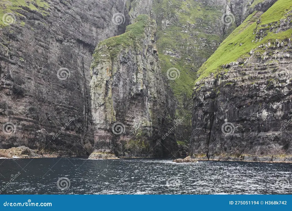 Tebing-tebing dramatis di Westmanna, Kepulauan Faroe