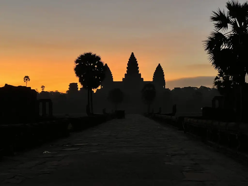 Gambar matahari terbit di Angkor Wat