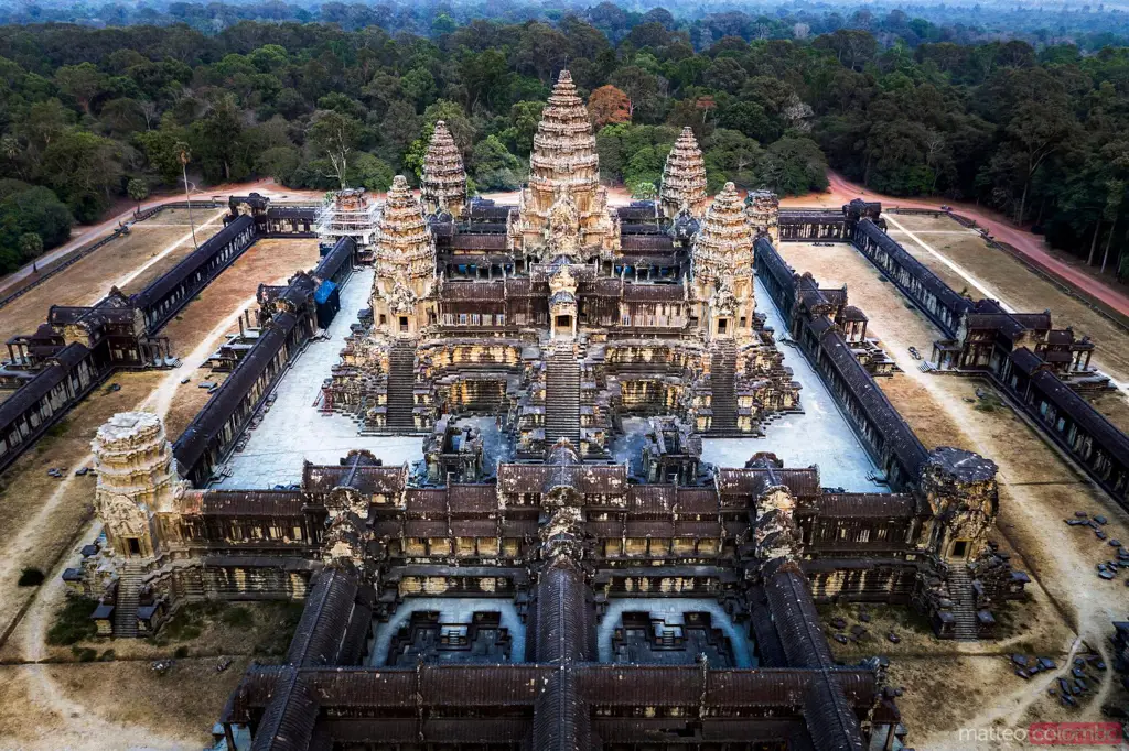 Pemandangan matahari terbenam di Angkor Wat