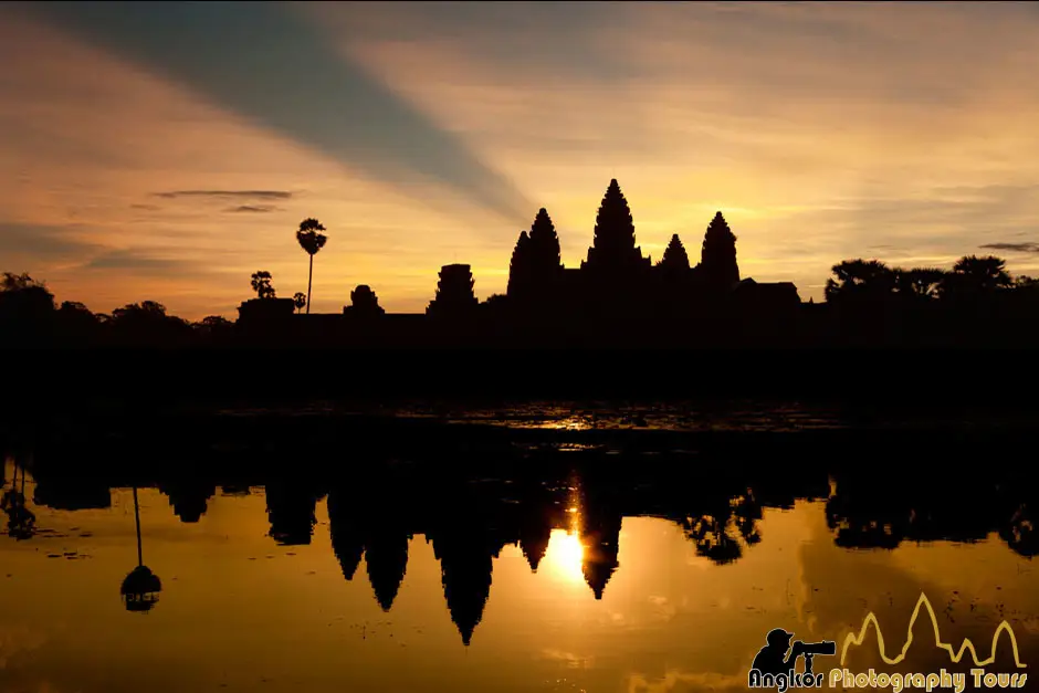 Candi Angkor Wat saat matahari terbit