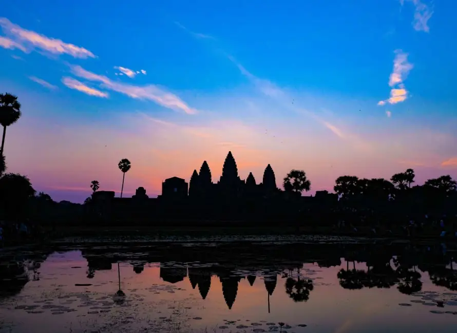 Candi Angkor Wat saat matahari terbenam