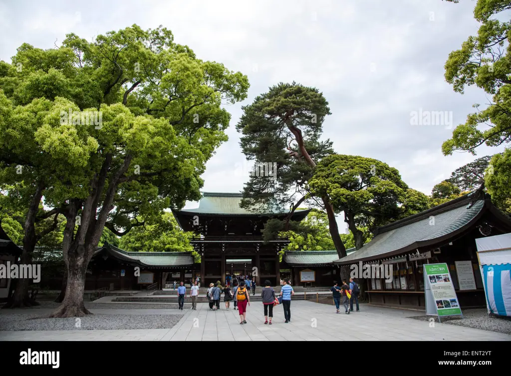 Foto Kuil Meiji Jingu yang megah di Tokyo, Jepang