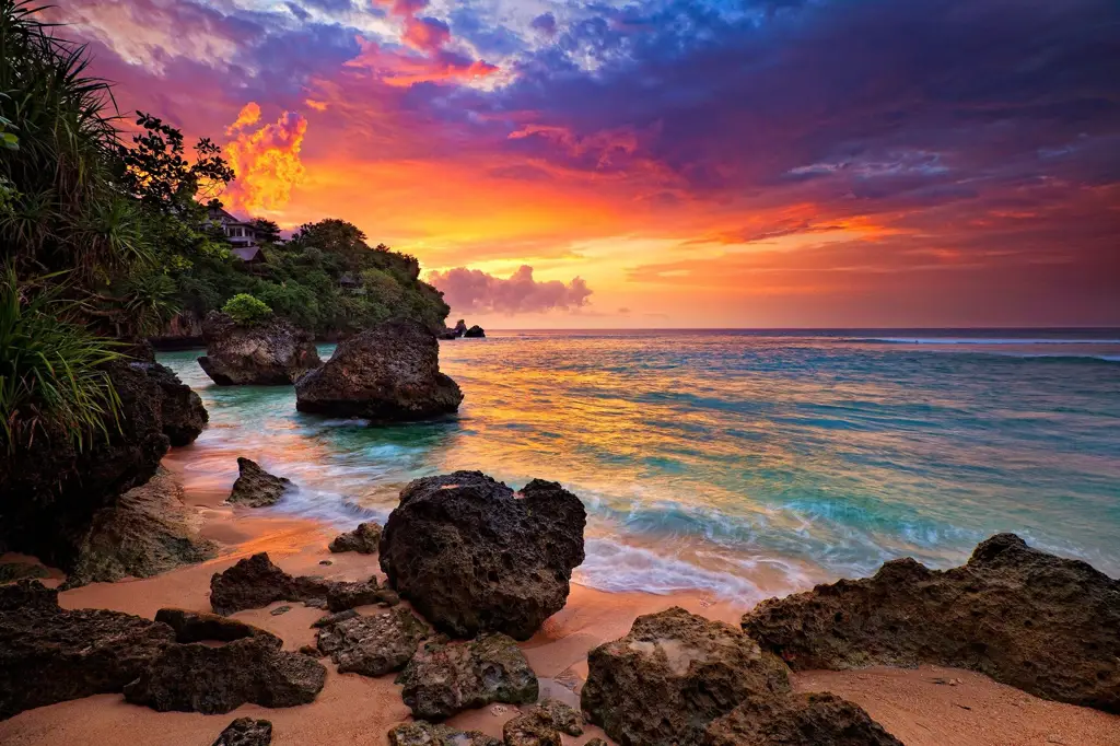 Pemandangan matahari terbenam di pantai Bali yang indah