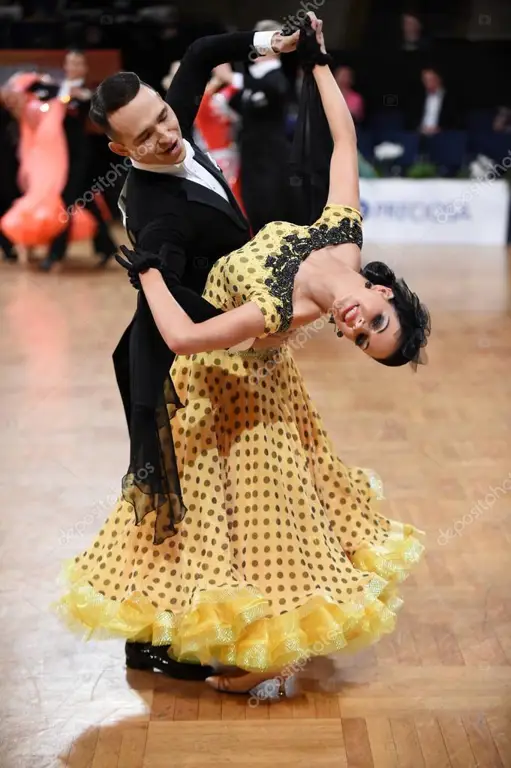 Pasangan sedang berdansa ballroom