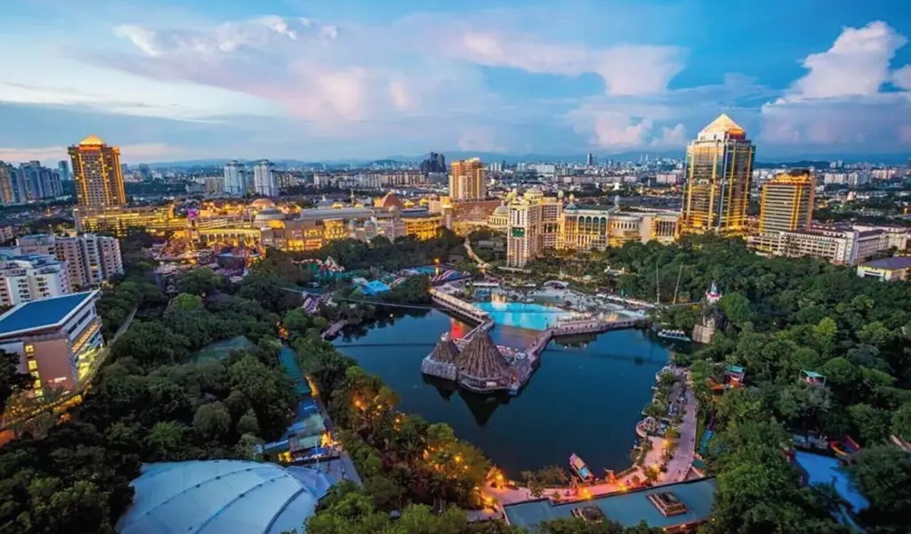 Pemandangan Bandar Sunway di malam hari