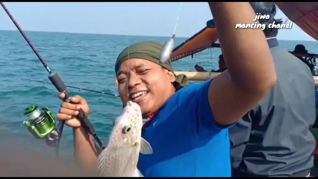 Keindahan bawah laut Pulau Damar dengan terumbu karang dan ikan-ikan warna-warni