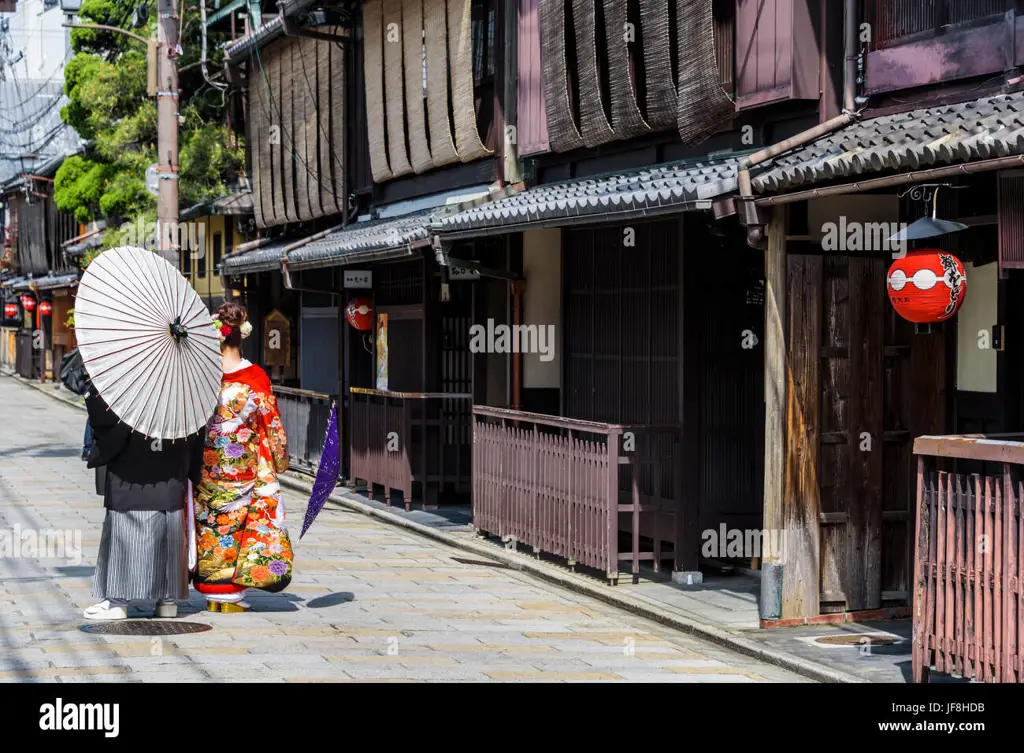 Pasangan Jepang mengenakan pakaian tradisional