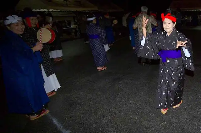 Festival Tsukimi di Jepang dengan latar belakang bulan purnama