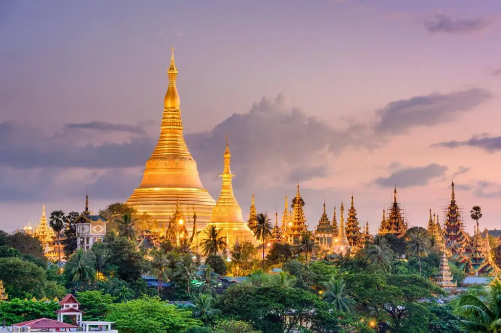 Candi Shwedagon di Yangon, Myanmar