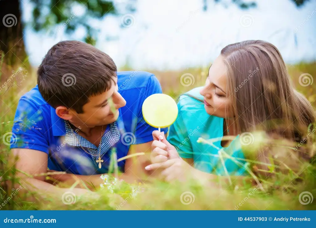 Pasangan romantis di sebuah ladang