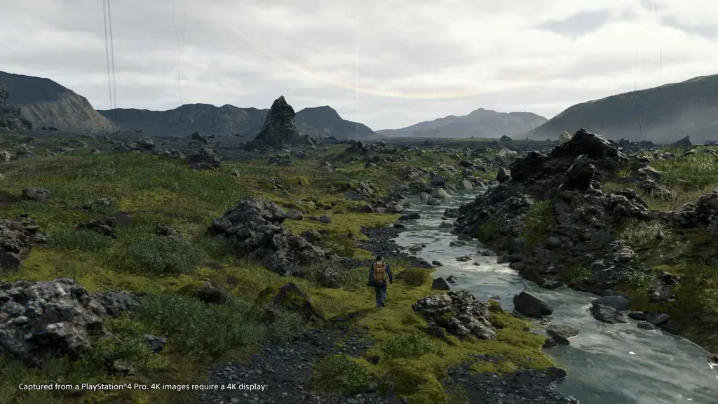 Gambar lingkungan Death Stranding yang menunjukkan pemandangan alam yang indah namun terpencil