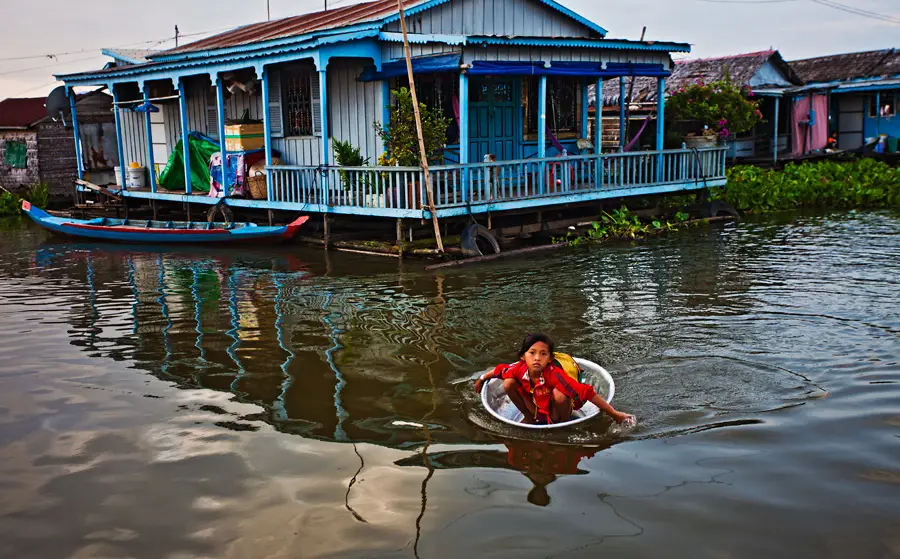 Danau Tonle Sap yang luas dan kaya akan keanekaragaman hayati