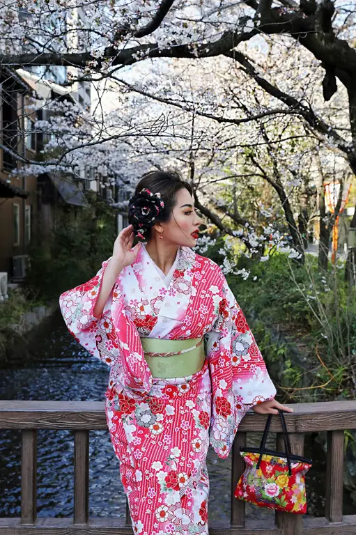 Gambar geisha mengenakan kimono