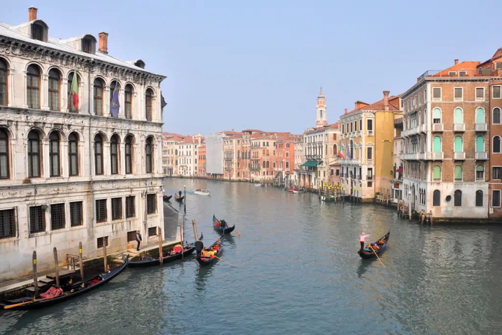 Gondola di Neo-Venezia, kota fiksi dalam Aria the Animation