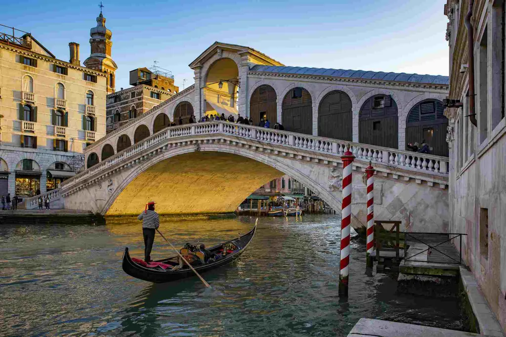 Gondola di kanal-kanal Neo-Venezia